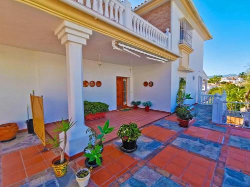 Calla de Mijas Villa Sleeps 10 With Pool Air Con And Wifi