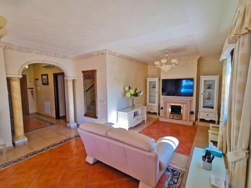 Calla de Mijas Villa Sleeps 10 With Pool Air Con And Wifi