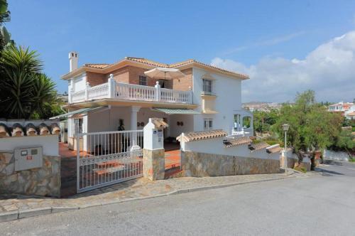 Calla de Mijas Villa Sleeps 10 With Pool Air Con And Wifi