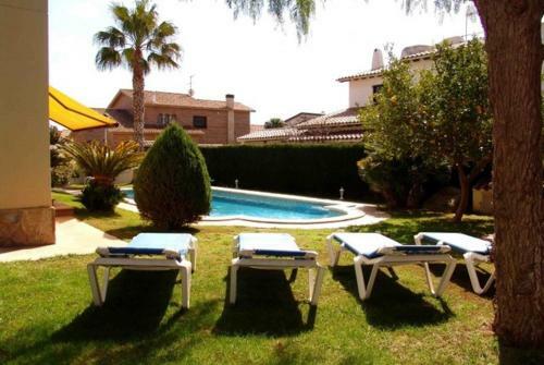 Coma-ruga Villa Sleeps 8 Pool