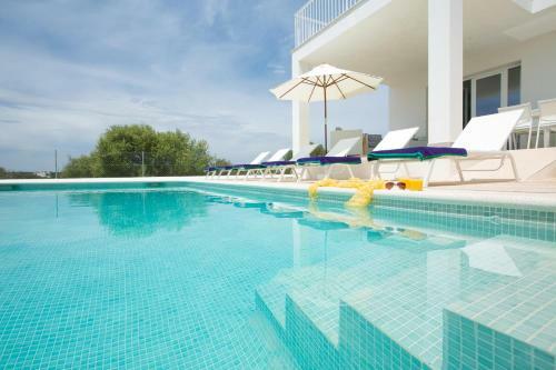 Cala D'or Villa Sleeps 6 With Pool And Air Con