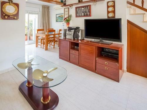 Lovely Holiday Home In Fr�ncas With Jacuzzi
