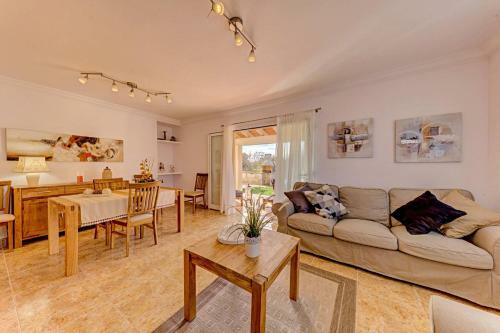 Playa de Muro Villa Sleeps 6 With Air Con And Wifi