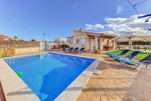 Playa de Muro Villa Sleeps 6 With Air Con And Wifi