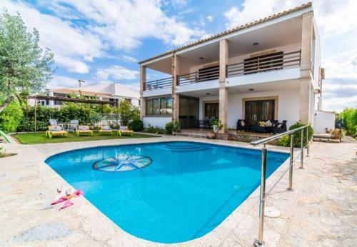 Playa de Muro Holiday Home Sleeps 8 With Pool And Wifi