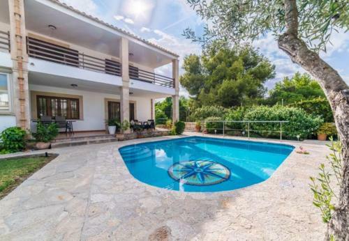 Playa de Muro Holiday Home Sleeps 8 With Pool And Wifi