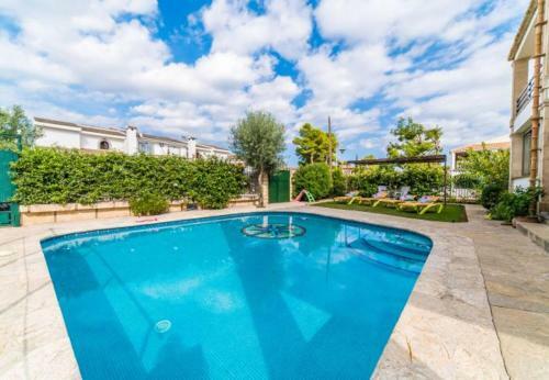 Playa de Muro Holiday Home Sleeps 8 With Pool And Wifi