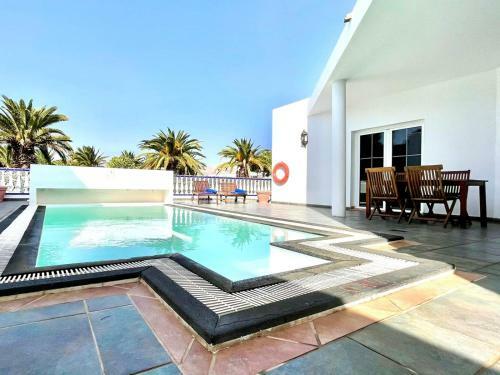 Villa Con Piscina Privada Y Terraza En Lanzarote