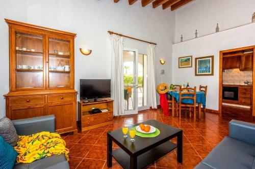 Avellano 3 Bedroom Villa, Cala'n Bosch