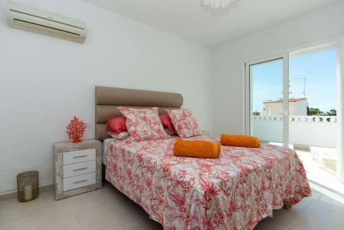 Lovely 4-bed Villa With Ocean Views In Sueno Azul