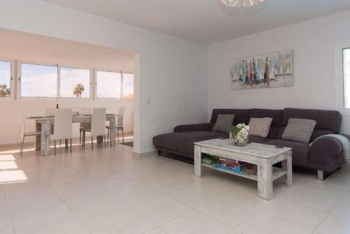 Lovely 4-bed Villa With Ocean Views In Sueno Azul