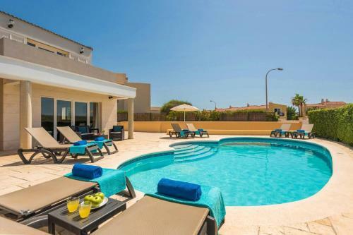 Gris 4 Bedroom Villa, Cala'n Forcat