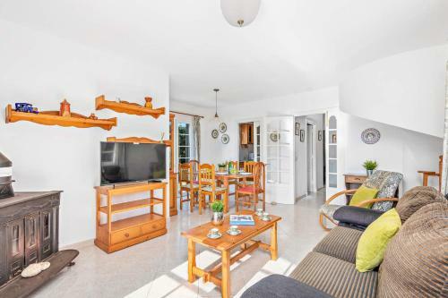 Sunflower 3 Bedroom Villa, Cala Blanca