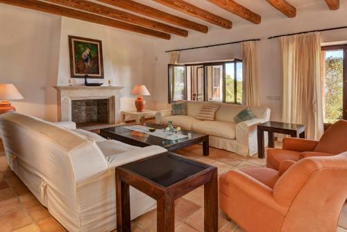 S'horta Villa Sleeps 8 With Pool And Wifi
