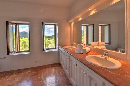 S'horta Villa Sleeps 8 With Pool And Wifi