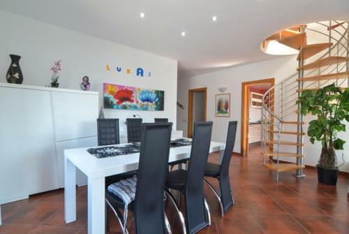 Montbarbat Villa Sleeps 8 Pool Wifi