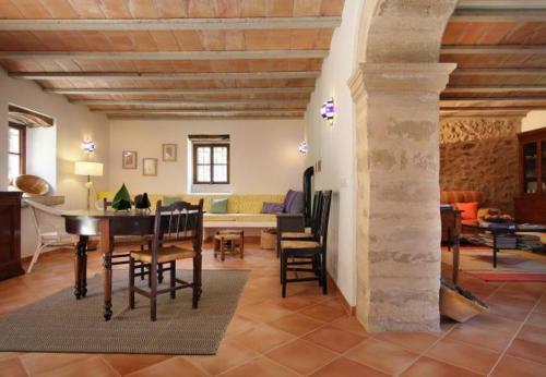 Lluc Villa Sleeps 6 With Pool And Wifi