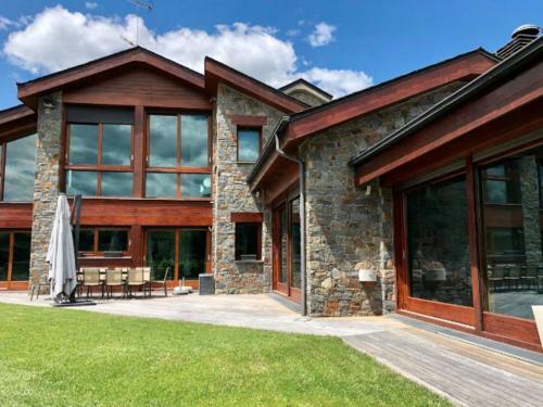Superb Holiday Home In Aravell With Private Pool