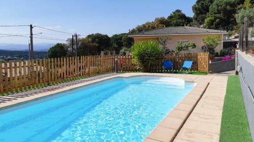 Montbarbat Villa Sleeps 7 With Pool
