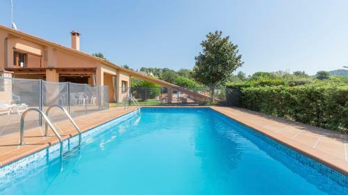 Montbarbat Villa Sleeps 14 With Pool