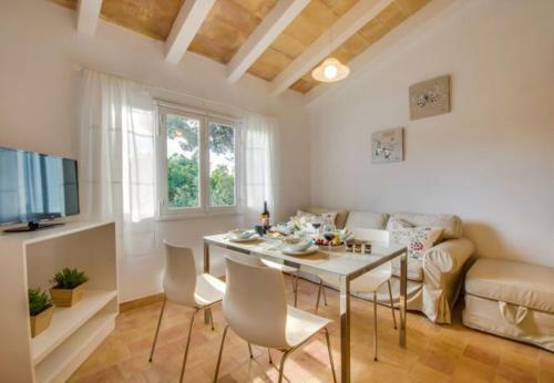 Apartment In Cala Mesquida Sleeps 4 With Pool Air Con And Wifi