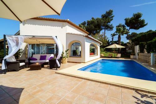 Javea Villa Sleeps 8 With Pool And Air Con