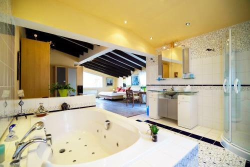 Javea Villa Sleeps 8 With Pool And Air Con