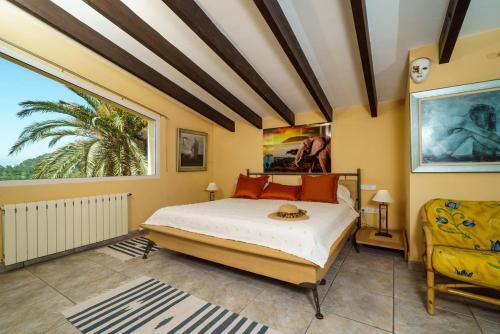 Javea Villa Sleeps 8 With Pool And Air Con