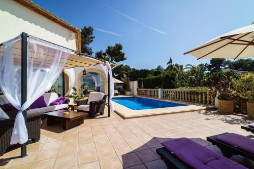 Javea Villa Sleeps 8 With Pool And Air Con