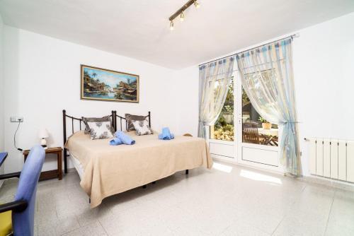 Javea Villa Sleeps 8 With Pool And Air Con