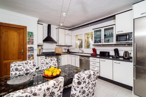 Javea Villa Sleeps 8 With Pool And Air Con