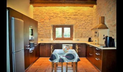 Montcortes Villa Sleeps 11 With Pool