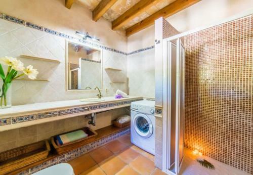 Ullaro Holiday Home Sleeps 8 With Pool Air Con And Wifi