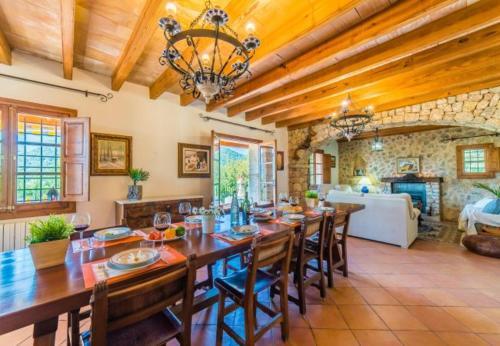 Ullaro Holiday Home Sleeps 8 With Pool Air Con And Wifi