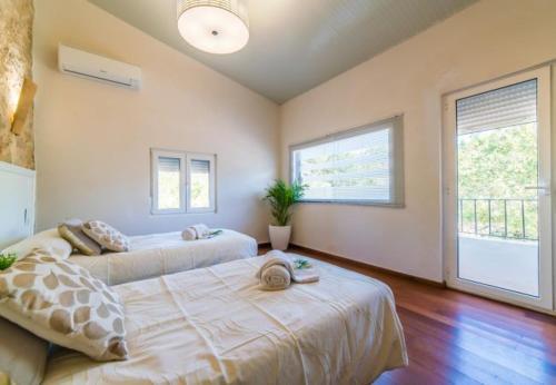 Ullaro Holiday Home Sleeps 8 With Pool Air Con And Wifi