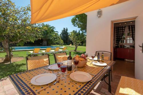 Roche Villa Sleeps 6 With Pool And Air Con