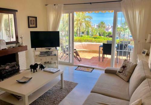 Cabopino Apartment Sleeps 2 With Pool Air Con And Wifi