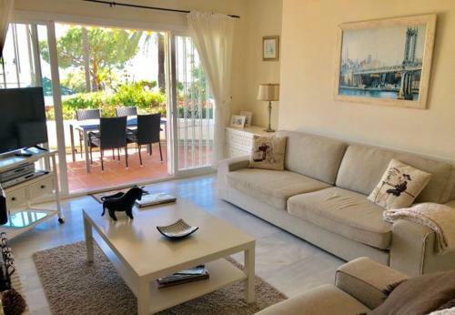 Cabopino Apartment Sleeps 2 With Pool Air Con And Wifi