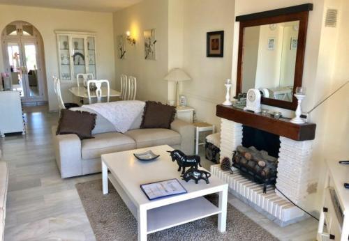 Cabopino Apartment Sleeps 2 With Pool Air Con And Wifi
