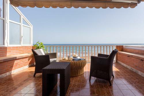 Apartment With Terrace On The Beachfront
