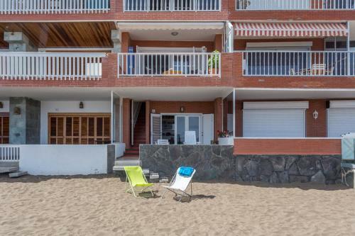 Apartment With Terrace On The Beachfront