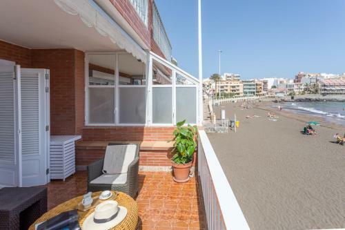 Apartment With Terrace On The Beachfront