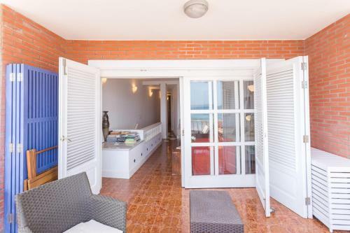 Apartment With Terrace On The Beachfront
