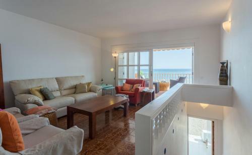 Apartment With Terrace On The Beachfront