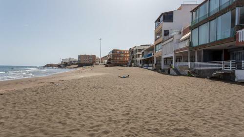 Apartment With Terrace On The Beachfront