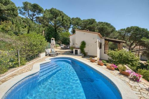 Fornells Holiday Home Sleeps 6 With Pool And Wifi