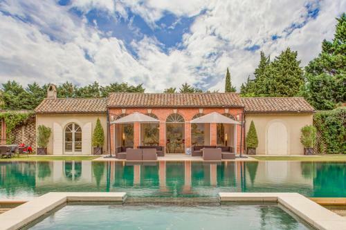 Serres Chateau Sleeps 29 Pool Air Con Wifi