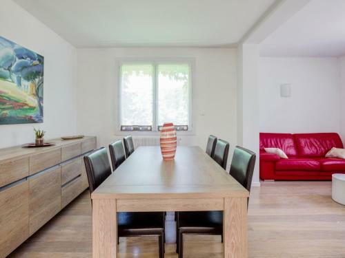 Modern Holiday Home In Barry-d'islemade With Pool