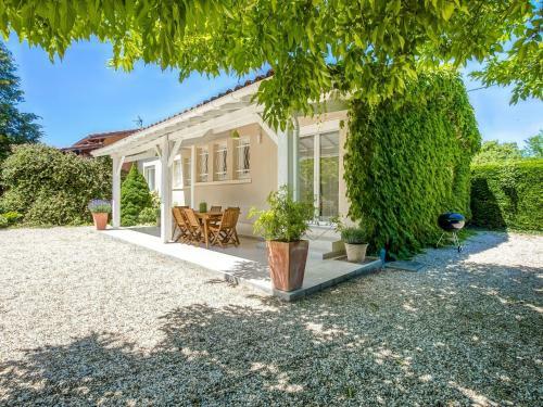 Modern Holiday Home In Barry-d'islemade With Pool