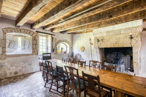 Cahuzac Chateau Sleeps 12 Pool Wifi